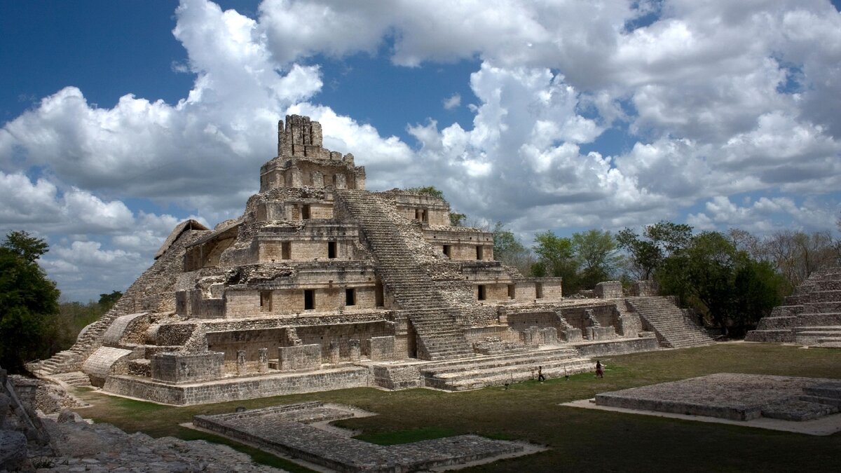Разнообразна и своенравна природа Мексики и Центральной Америки. Советский историк В.М. Полевой писал о ней: «Полные удушающих испарений джунгли, выжженные солнцем каменистые нагорья, где днем палит зной, а ночью замерзает вода… Грозные вулканы, частые разрушительные землетрясения, хищные звери и ядовитые змеи – такова была среда, в которой вынуждены были жить индейцы». 
Кроме того, им приходилось постоянно бороться с последствиями засух, наводнений, вулканических извержений и губительных эпидемий. Это, конечно же, нашло свое отражение в их мифах и преданиях. К сожалению, до нашего времени их дошло очень мало.

Один из мифов горных майя повествует о том, что творцами мира были богиня Тепев и боги Кукумац и Хуракан. Они создали землю, горы, долины, растения и животных. Потом они попытались изготовить человека из глины, но их творение расплывалось, совсем не могло двигаться, и рассерженные боги уничтожили его.

После глиняных боги сделали людей из дерева, но они оказались непочтительными и непослушными. Тогда разгневанные боги вызвали потоп, в результате которого погибло почти все человечество, а уцелевшие люди превратились в маленьких обезьян. Только постепенно они обрели рассудок и речь.

Мексиканские мифы рассказывают, что после потопа сохранились только один мужчина по имени Кокс-Кокс (другие называют его Теоципактли), и одна женщина по имени Ксочикетцал. Они спаслись в челноке и впоследствии высадились на горе Колгуакаи, где у них родилось очень много детей. Все дети были немыми от рождения, но прилетел голубь с высокого дерева и наделил их языками, столь различными, что они совсем не могли понимать друг друга.

Легенды индейцев о потопах (землетрясениях и т. д.) – это своего рода историческая память о реальных стихийных бедствиях, постигших в разное время отдельные племена и целые народы доколумбовой Америки.

В последние десятилетия археологические раскопки в Сальвадоре велись в долине реки Рио-Пас. Здесь находится Чальчуапа – один из древнейших (и крупнейших!) памятников истории древних майя. В древности Чальчуапа была большим и процветающим поселением горных племен майя, их политическим, ритуальным и ремесленно-торговым центром. Однако сейчас на этой территории остались лишь кучи хозяйственного мусора, огромное скопление оплывших холмов из земли и глины да обломки причудливых каменных скульптур.

Раскопки вскрыли в центре Чальчуапы остатки величественных каменных храмов, которые стояли на плоских вершинах ступенчатых пирамид. У их подножий найдены ряды стел и алтарей с рельефными изображениями и иероглифами. Большая территория, довольно значительное число жителей, монументальная каменная архитектура зданий, развитое искусство, письменность и календарь – все приближало Чальчуапу к статусу подлинного города. И было это в конце первого тысячелетия до н. э., задолго до появления городов майя в других районах.

Горные племена майя, казалось, вот-вот должны были вступить в эру государственности и цивилизации. Но на юго-восток страны вдруг обрушилось ужасное стихийное бедствие – извержение вулкана.

Чальчуапа погибла внезапно. Мощные слои белого вулканического пепла, словно саваном, окутали дома и святилища. Многие пирамиды и храмы так и остались недостроенными. Жители спешно оставляли свои дома, спасаясь от разбушевавшейся стихии. Последствия этой страшной катастрофы давали о себе знать в течение очень долгого времени, жизнь в Чальчуапе возобновилась лишь через несколько столетий.

Геологи ФРГ и США установили, что трагедию в Чальчуапу принес вулкан Илопанго, расположенный в 75 километрах к востоку от города. Извержение его протекало в три этапа. Сначала из туч выпадали довольно крупные частицы пемзы. Они покрыли все пространство тонким слоем (до двух сантиметров) в радиусе пятидесяти километров, а у подножия самого вулкана высота слоя достигала сорока сантиметров.

Затем начал интенсивно падать пепел, а мощные потоки раскаленных газов, пепла и пемзы катились по склонам гор. Они сжигали на своем пути посевы, погребали леса и целые селения. Даже и сейчас на площади радиусом до 77 километров виден слой пепла толщиной до двадцати сантиметров.

Довершили опустошение территории, прилегающей к вулкану, новые выбросы газов и пепла. Толщина отложений белого пепла в среднем достигала полутора метров, а вблизи вулкана от девяти до пятидесяти метров!

За один день край с буйной тропической растительностью превратился в белую пустыню. Однако жителей Чальчуапы не постигла участь Помпей. Многие из них, вероятно, спаслись, но около тридцати тысяч человек в одно мгновение потеряли все средства к существованию. Как мог после такой ужасной катастрофы земледелец-майя возделывать поля, если кругом лежал слой пепла толщиной в двадцать сантиметров? А что у него были за орудия труда – каменные топоры и палка с заостренным концом?

Чтобы избежать неминуемой голодной смерти, майя просто вынуждены были покинуть свои родные места и искать спасения в соседних областях – не пострадавших. Часть горных майя переселилась на север, и именно с этих времен в низменной лесной зоне (например, в Гватемале) внезапно произошли удивительные изменения. Ученые предполагают, что именно это переселение стало причиной, ускорившей формирование классической цивилизации майя.

Но постепенно жизнь возвращалась и в опустошенные извержением Илопанго земли. Дожди размыли и переотложили белый пепел, постепенно восстановилось и плодородие почвы. Через вулканический пепел из земли пробивалась первая робкая растительность – мхи, травы, кустарники и низкорослые деревья.

Но люди здесь поселились только к пятому веку нашей эры. Это были группы майя-чорти. Они обосновались сначала в Серене – долине Сапотитан (западный Сальвадор), неподалеку от Чальчуапы, и стали выращивать на своих полях главным образом маис и бобы. Но Серен как раз и постигла участь Помпей.

Археологи пока раскопали только один большой многокомнатный дом и «рабочую платформу», расположенную неподалеку от него. Обе постройки были сложены из дерева и обожженной глины. Столбы-опоры несли на себе высокую крышу из пальмовых листьев. В доме найдено много глиняных сосудов, в одном даже уцелели фасолевые бобы.

На «рабочей платформе» нашли различные каменные орудия со следами обработки. Ученые предполагают, что это могла быть мастерская по изготовлению инструментов и оружия.

Рядом с домом исследователи обнаружили небольшое поле, возделанное и засеянное маисом еще в древности. На удивление, оно прекрасно сохранилось. Маис был посажен параллельными грядками на расстоянии в 50 сантиметров друг от друга. Ростки достигли уже высоты пяти–десяти сантиметров.

В VI веке нашей эры произошло извержение вулкана Лагуна-Кальдера. Судя по величине маисовых ростков, ученые предположили, что землетрясение произошло либо в мае, либо в начале июня. Пострадала относительно небольшая территория в несколько квадратных километров. Однако поселок Серен находился как раз на пути смертоносного газово-пепельного потока и был им мгновенно уничтожен. Скорее всего не удалось спастись ни одному жителю. Катастрофа застала людей врасплох. Они были как бы заблокированы в своих жилищах массами пепла и грязи и задохнулись от раскаленных газов.

Те самые силы природы, которые уничтожили поселок, до наших дней сохранили этот поистине уникальный (в археологическом отношении) объект. В одной из комнат раскопанного дома в беспорядке лежала груда человеческих скелетов – мужчин, женщин и детей. Люди жили в этом большом доме, когда их настигла плотная стена вулканического пепла. Она накрыла и «законсервировала» и эти скорбные останки, и полусгоревшее строение, и маисовое поле.