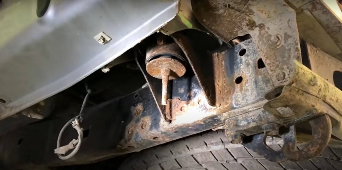 Под задним бампером