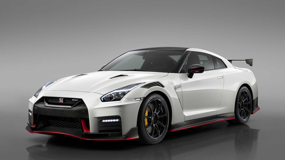  Nissan GT-R спереди.
