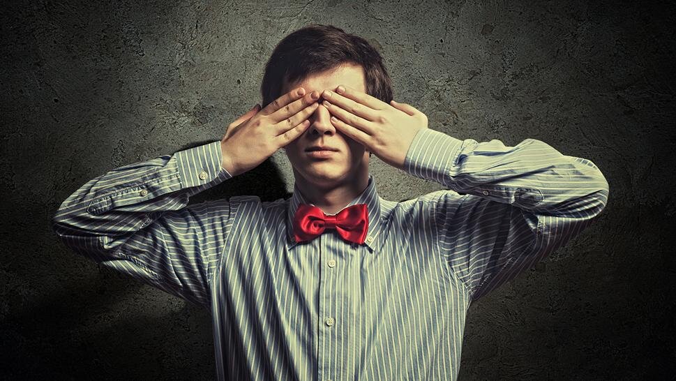 Он как с закрытыми глазами. Почему так?