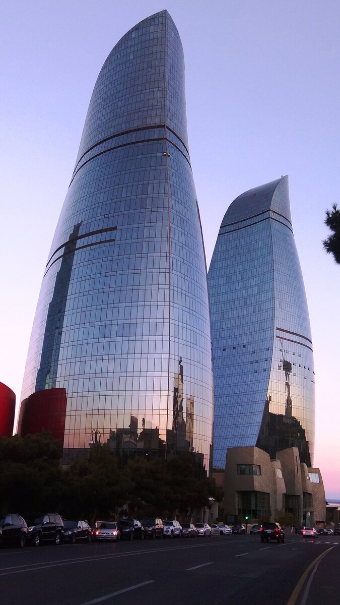 Башни стали цвета неба уходящего дня.