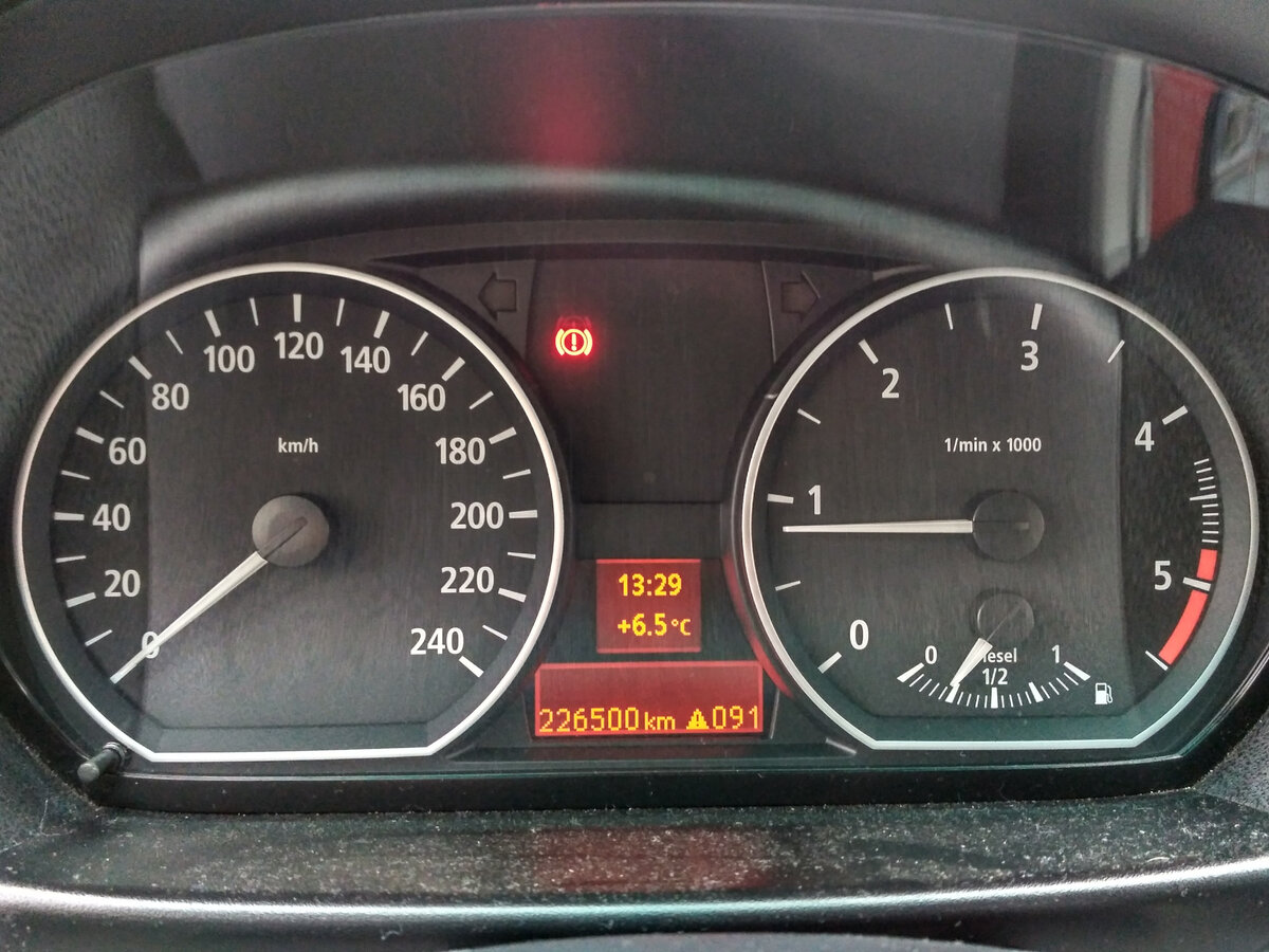 При износе колодок загорается информирующая лампочка на приборной панели