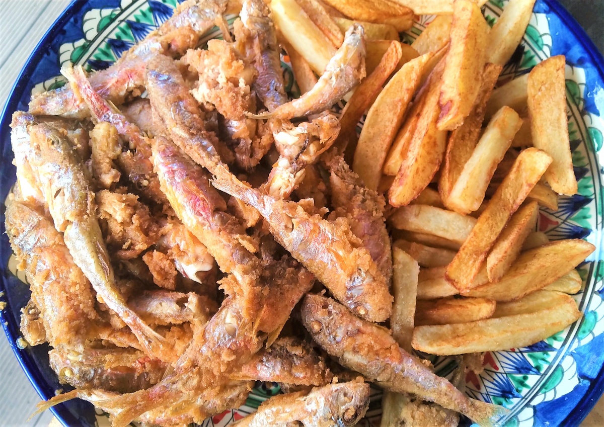 Барабулька и картофель в казане