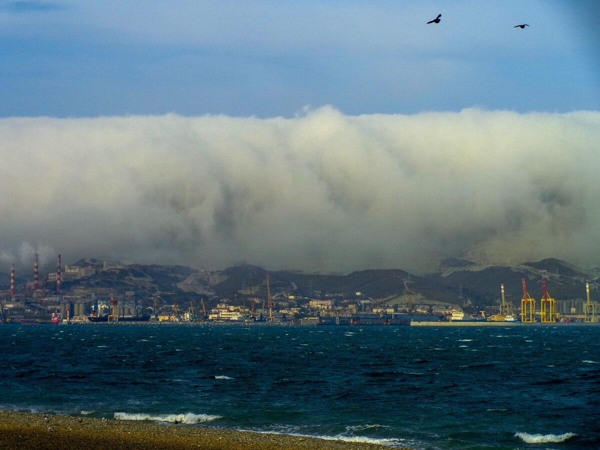 скопление облаков над горами(борода),предвестник  сильнейшего ветра