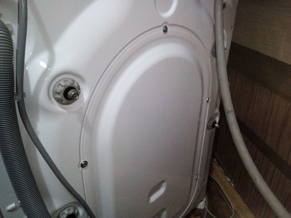 Вот эти четыре болта нам следует одновременно выкрутить