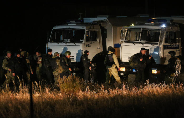 Сотрудники правоохранительных органов, прибывшие на поиски подозреваемого в стрельбе

