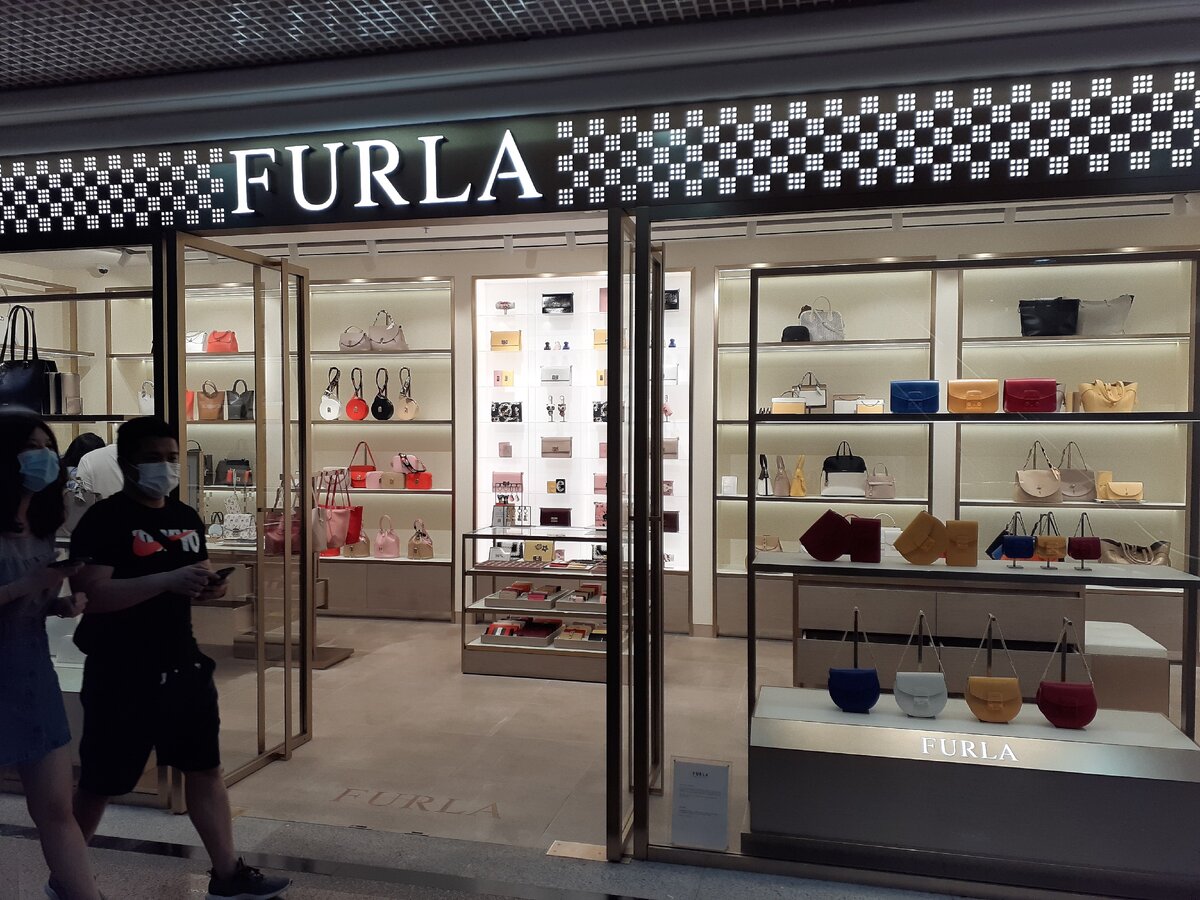 Автор: Gunguti Hanchtrag Lauim 
На фотографии изображён один из розничных магазинов Furla.