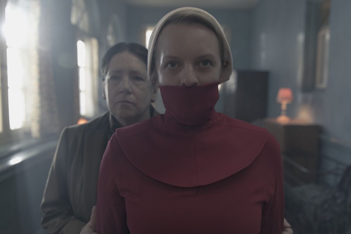 кадр из сериала "Рассказ служанки"