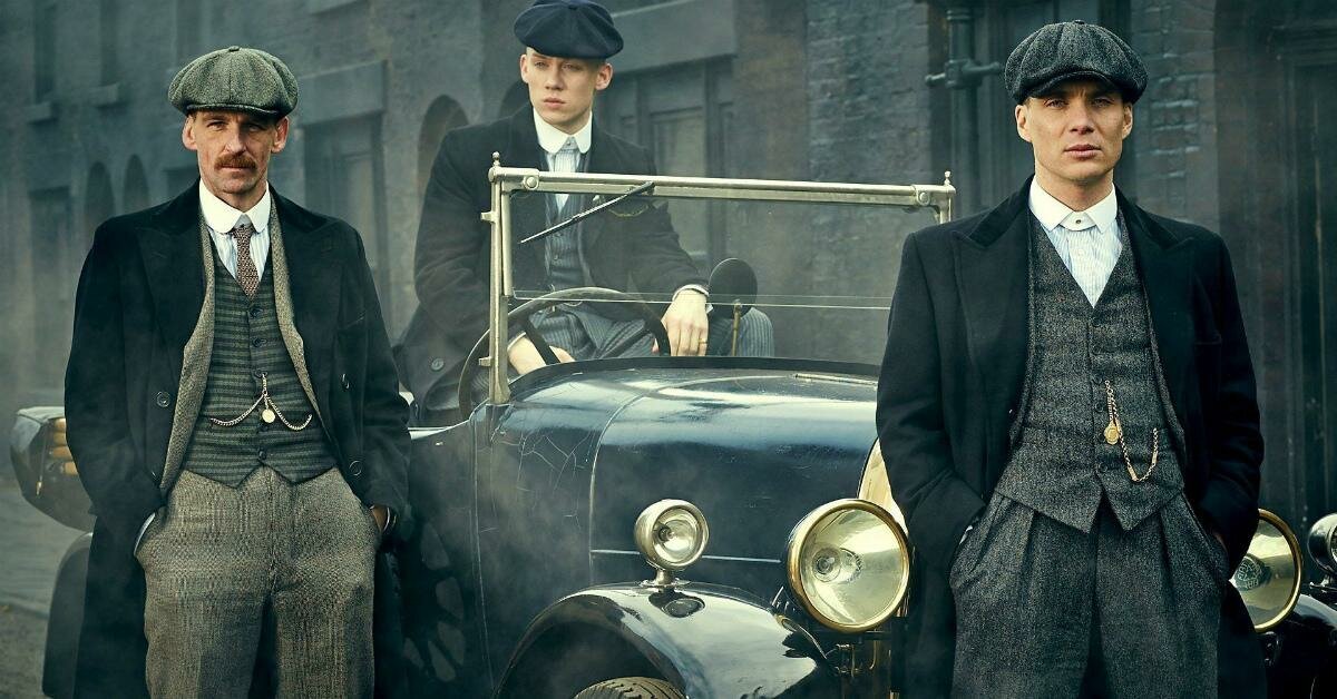 Главный герой сериала справа - Томас Шелби
