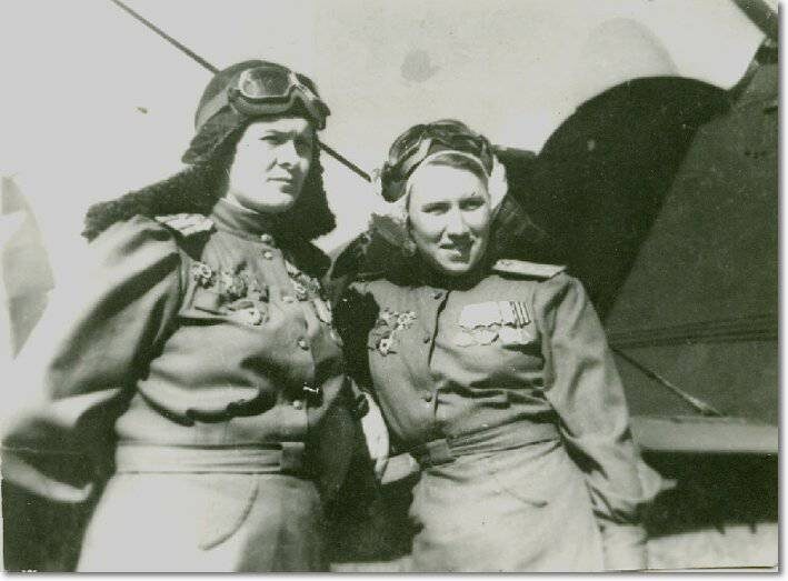 Командир полка Евдокия Давыдовна Бершанская и штурман полка Герой Советского Союза Лариса Розанова.