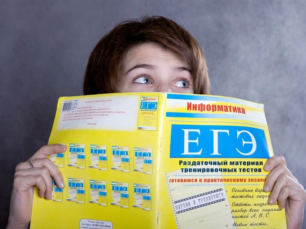 сравнение егэ русский. сложные егэ. легко ли сдать егэ. баллы по химии. баллы егэ по обществознанию.