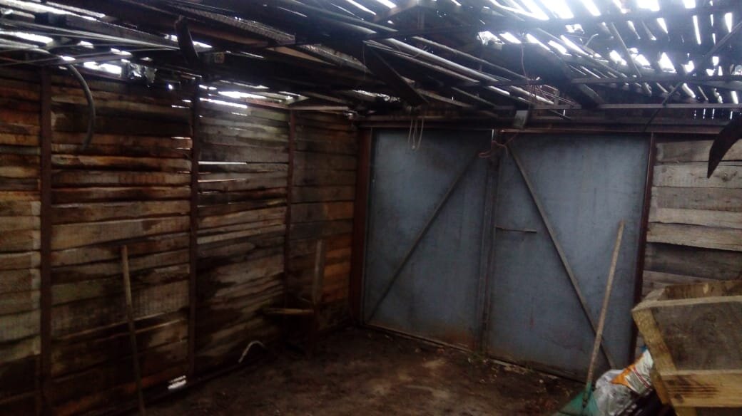 Аварийный гараж из которого может получится отличный птичник