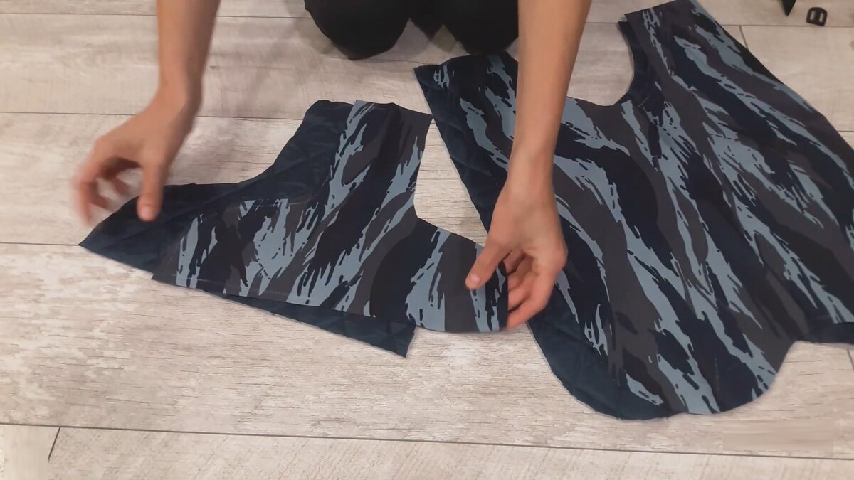 После создания выкройки я перенесла ее на ткань на месте сгиба, оставляя по 1 см для припусков. 