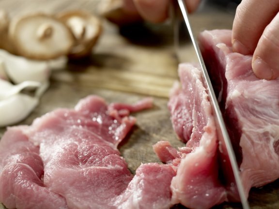 Промойте и вытрите насухо свинину, затем нарежьте ее тонкими ломтиками.