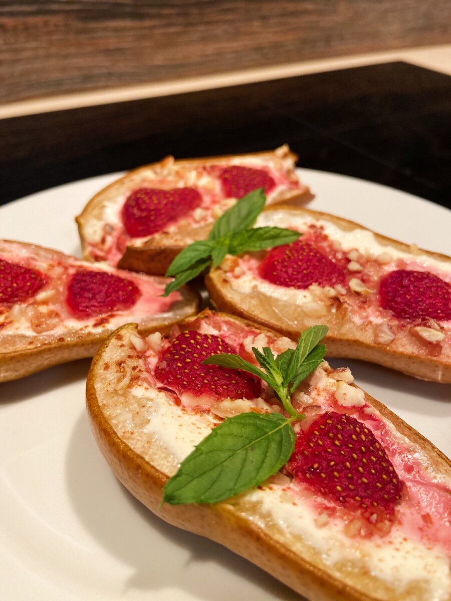 ПП ПЕРЕКУС запеченная груша🍐 с клубникой🍓 и орехами🌰 | Правильное  питание | Дзен