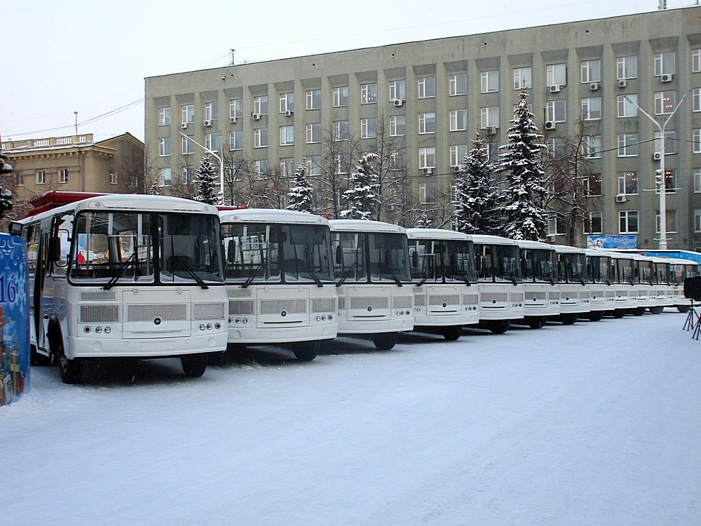 Почти всегда много автобусов перекрывают площадь (это фото с вручения автобусов, но в принципе так же и в новый год) 