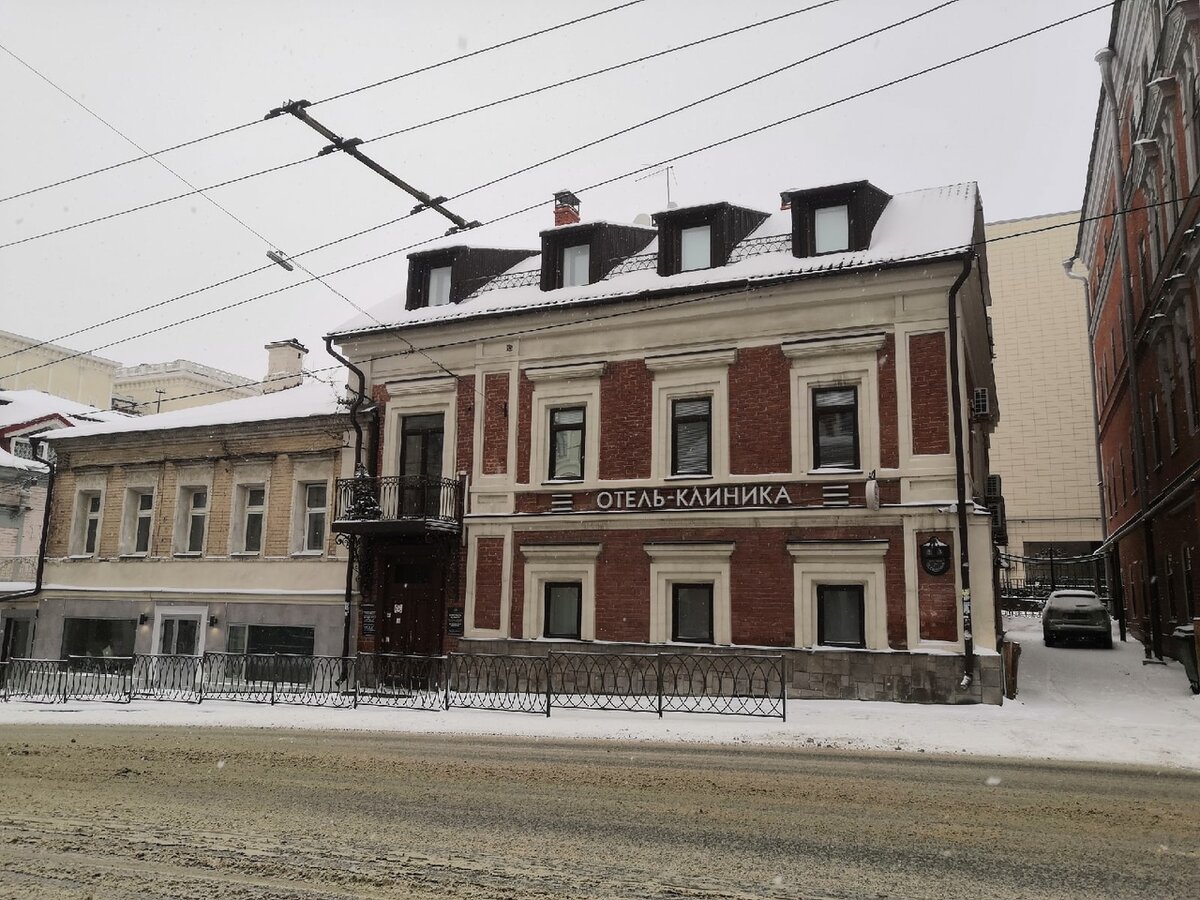 А вот и наш отель,расположен в старом,красивом здании.