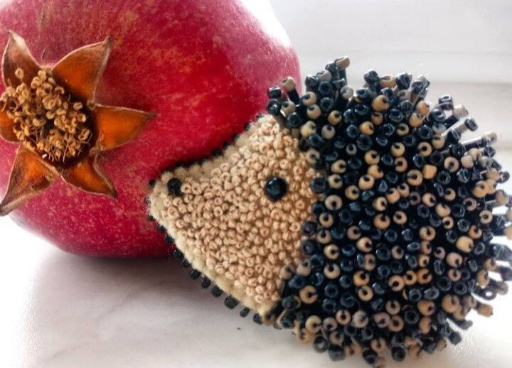 Брошь-ежик, сделанная автором статьи с помощью бисера, фетра, французских узелков