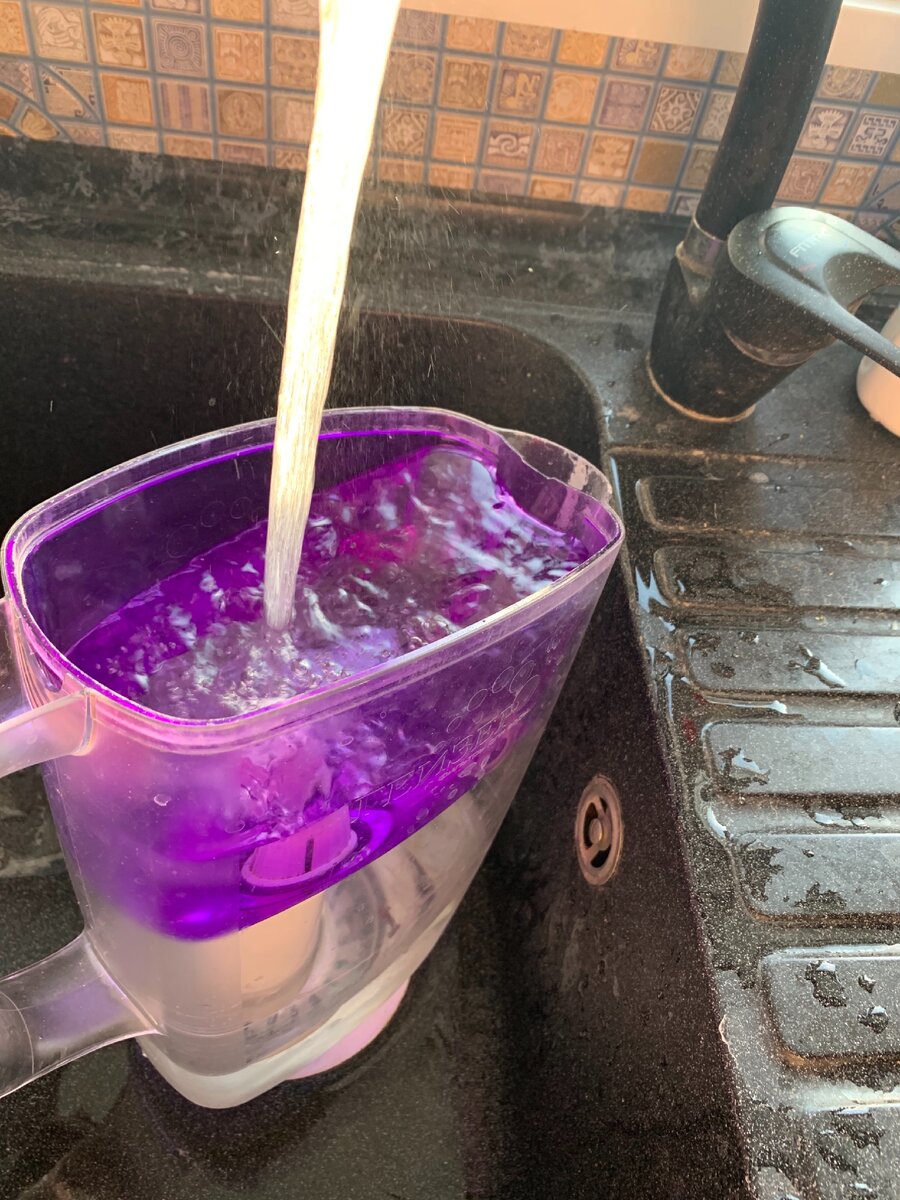 Из такого кувшина мы пьём воду.