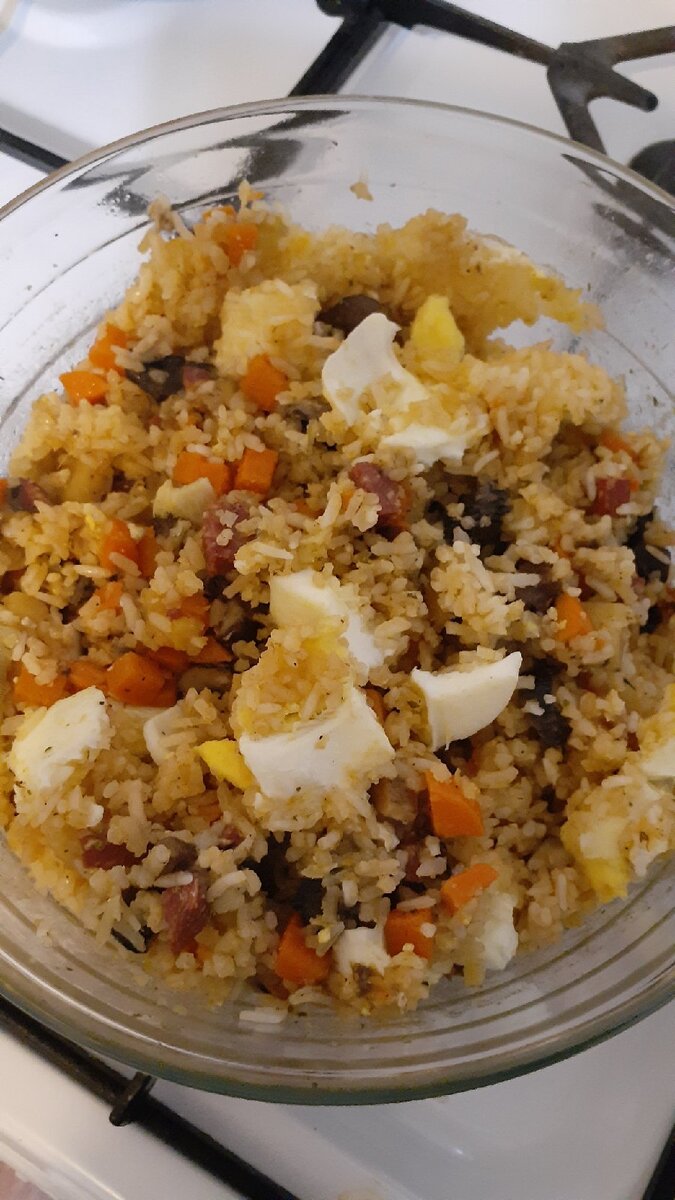 Только достала из духовки и помешала. Яичница и картофель и на вкус, и визуально, видны, темное - это лесные гррибы.
