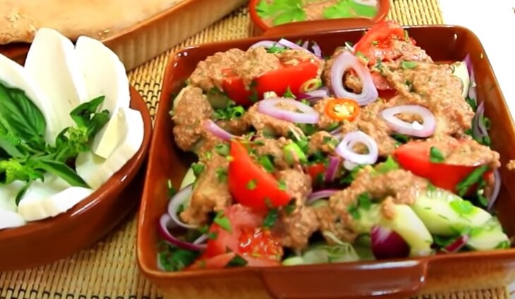 Салат с ореховым соусом. Скриншот из видео. Используется и распространяется бесплатно по лицензии https://www.youtube.com/t/terms