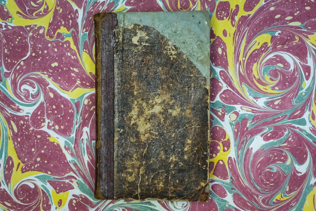 До реставрации книга была в жалком состоянии. Листайте галерею, чтобы увидеть, как она выглядит после нашей работы. 