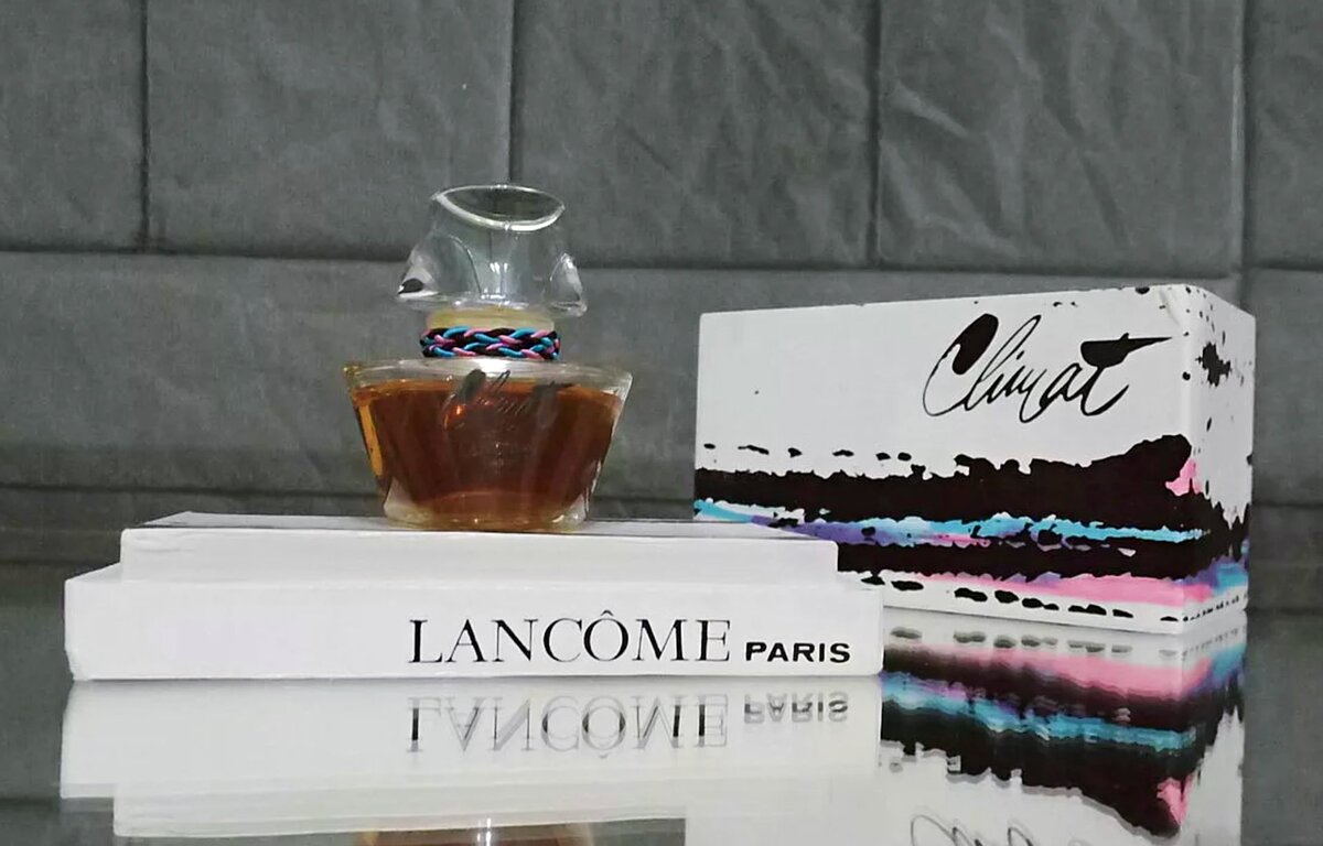 Духи «Climat», первый выпуск. За эту коробочку просят 75 000 рублей. Фото: livemaster.ru/item/31277245-vintazh-vintazhnye-duhi-climat-lancome