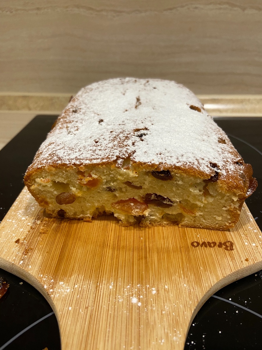 Второй вариант кекса, в него вместе с изюмом добавила немного кураги