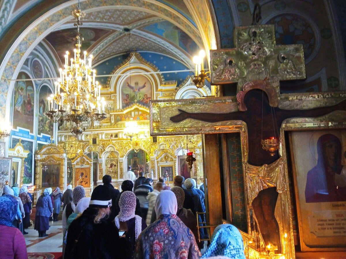 Фото сделано перед пением Символа веры. Очередь из причастников. 