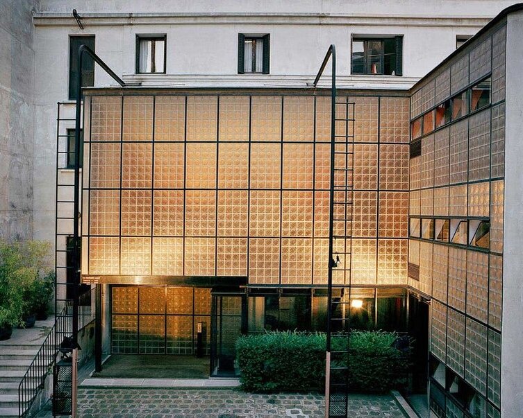 Стеклянный дом в Париже, построенный в 1933 году