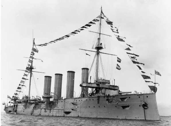 Крейсер "Дрэйк", сопровождающий перевозку золота