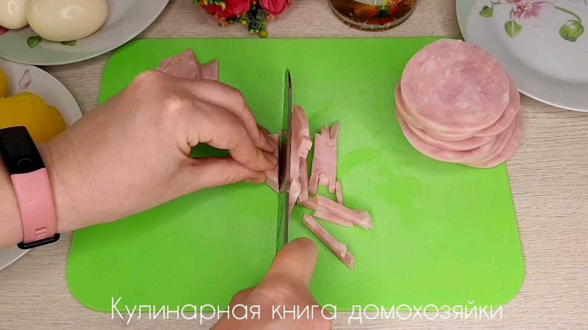 Салат с ветчиной и грибами. Простой рецепт вкусного праздничного салата |  Кулинарная книга домохозяйки | Дзен