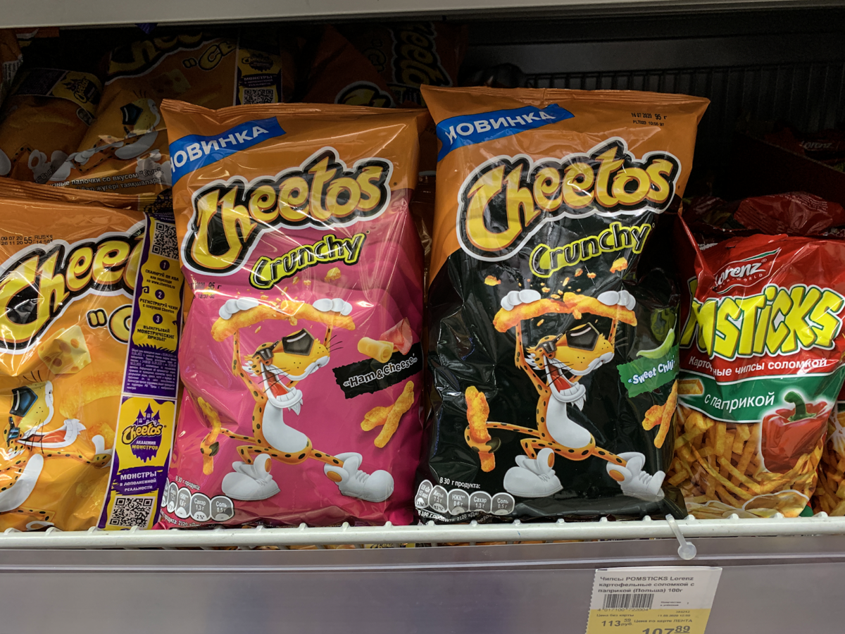 Кранчи читос Свит Чили. Чипсы читос кранчи. Снеки Cheetos кранчи. Кранчи читос в России.
