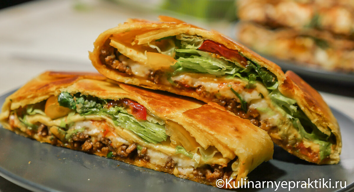 Только представьте: пряная говядина, густой тянущийся сырный соус, сальса, зелень, овощи и хрустящая кукурузная лепёшка внутри и снаружи.