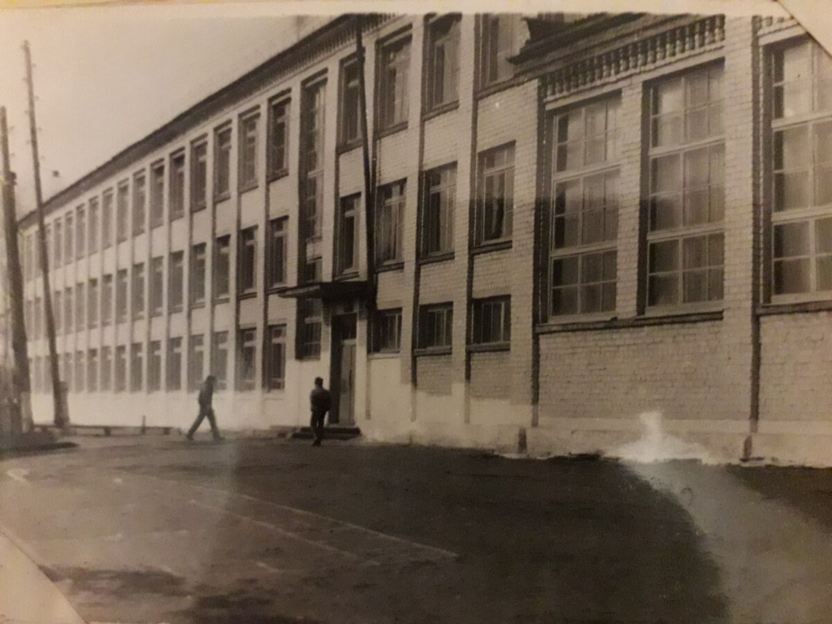 Буткинская средняя школа в 1991 году, когда Борис Ельцин пришёл к власти в России. Фото из семейного архива автора.
