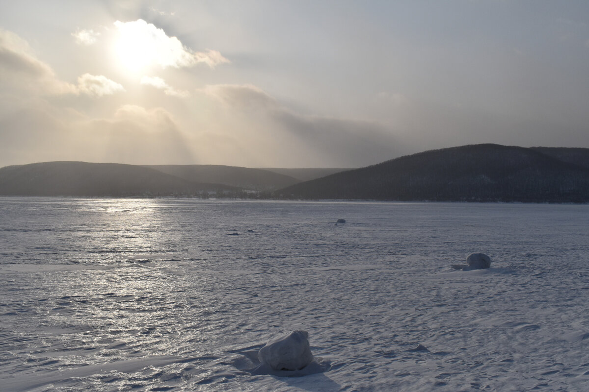 Вообще довольно сложно представить, что летом тут течёт река, род ногами жёлтый песок, а горы на той стороне - утопают в зелени!  