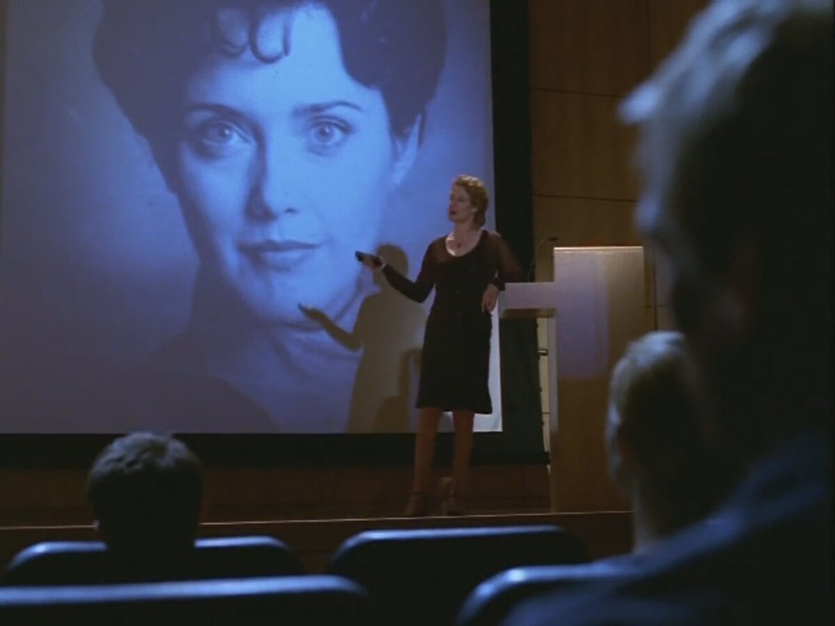 Профессор парапсихологии Джойс Риалдон рассказывает людям с эксрасенсорными способностями историю  особняка Красная Роза.