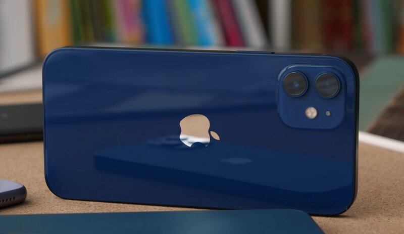 Это iPhone 12 с двумя камерами, одна из которых – широкоугольная. Скрин: YouTube-канал Mobiltelefon.ru