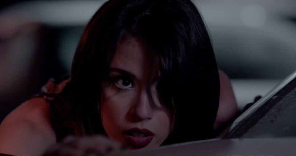 Жертва пытается скрыться - кадр из фильма "Ужасающий"