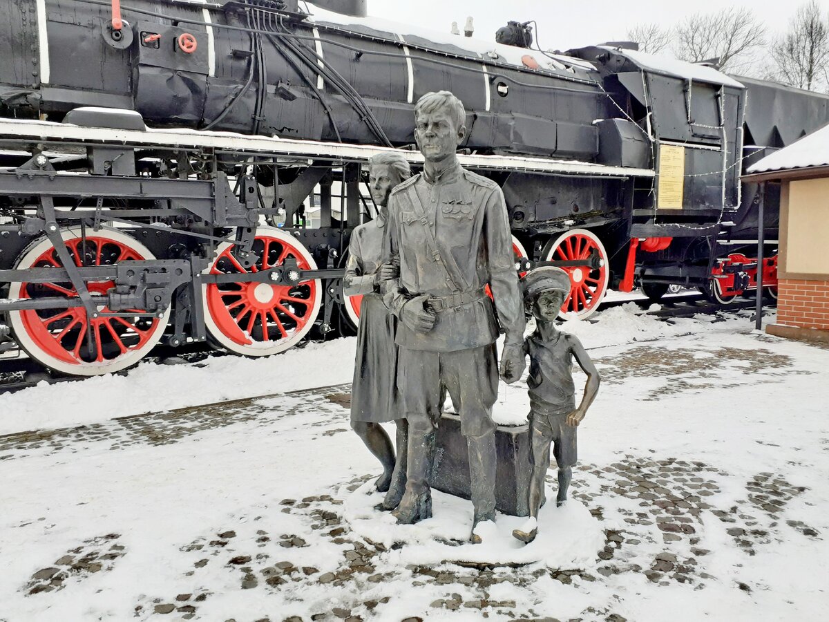 Памятник первым советским переселенцам в Восточную Пруссию. Установлен на вокзале г. Советска в 2015 г. Фото автора