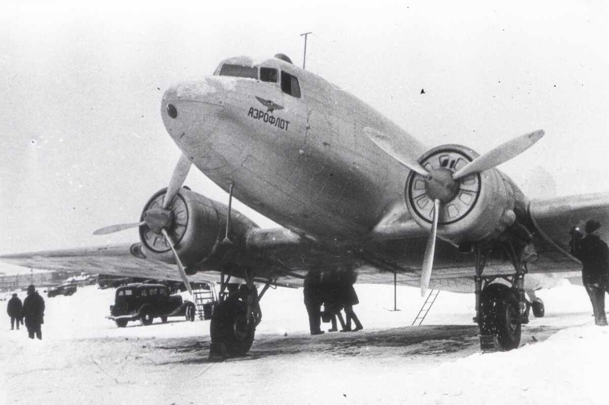 Самолёт Ли-2 фотография Ли-2
Максимальная скорость в горизонтальном полёте на высоте 5000 м при весе 10700 кг –  290 км/ч
Практический потолок –  5600 м
Скороподъёмность максимальная (на высоте 1600 м) –  4,4 м/с
Перегоночная дальность с полной заправкой без груза на высоте 3000 м –  2500 км
Длина разбега с бетонной ВПП и с полным взлётным весом –  400 м
Скорость отрыва –  135 км/ч
Посадочная скорость с полным весом 10700 кг –  108 км/ч
Длина пробега –  390 м
Лётный экипаж самолёта –  четыре человека: два пилота, радист и бортмеханик.
Приборное оборудование Ли-2. В кабине пилотов установлены авиагоризонт, указатель вертикальной скорости, высотомер, указатель скорости, компас, указатель поворота, радиокомпас, часы, указатели контроля работы двигателей и топливной системы, а также указатель положения закрылков, термометр воздуха в противообледенителях крыла, термометр наружного воздуха.