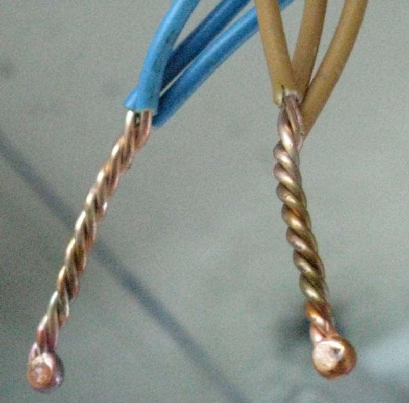 Соединение скруткой медных проводов. Сварка для медной проводки. Угольный электрод для сварки медных проводов. Соединение проводов сваркой. Сварка алюминиевых проводов угольным электродом.