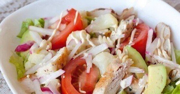 Куриный салат с авокадо, для настоящих гурманов.