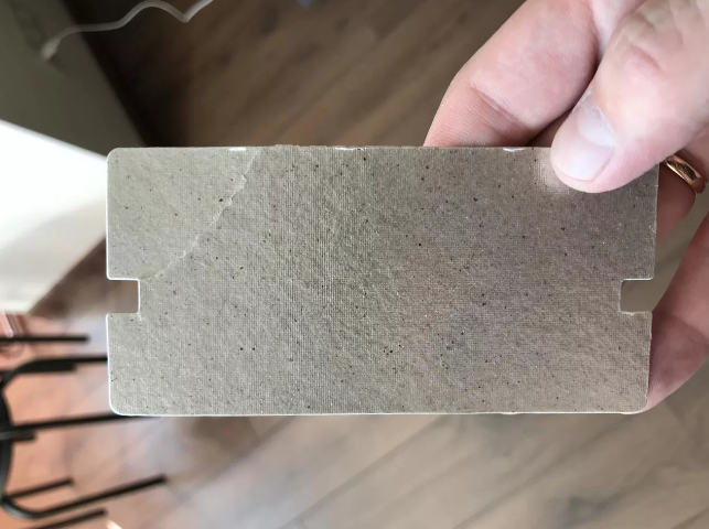 Как провела причиной такой поломки является прогоранием слюды изображённой на фото, находим покупаем вырезаем нам подходящую и меняем. 