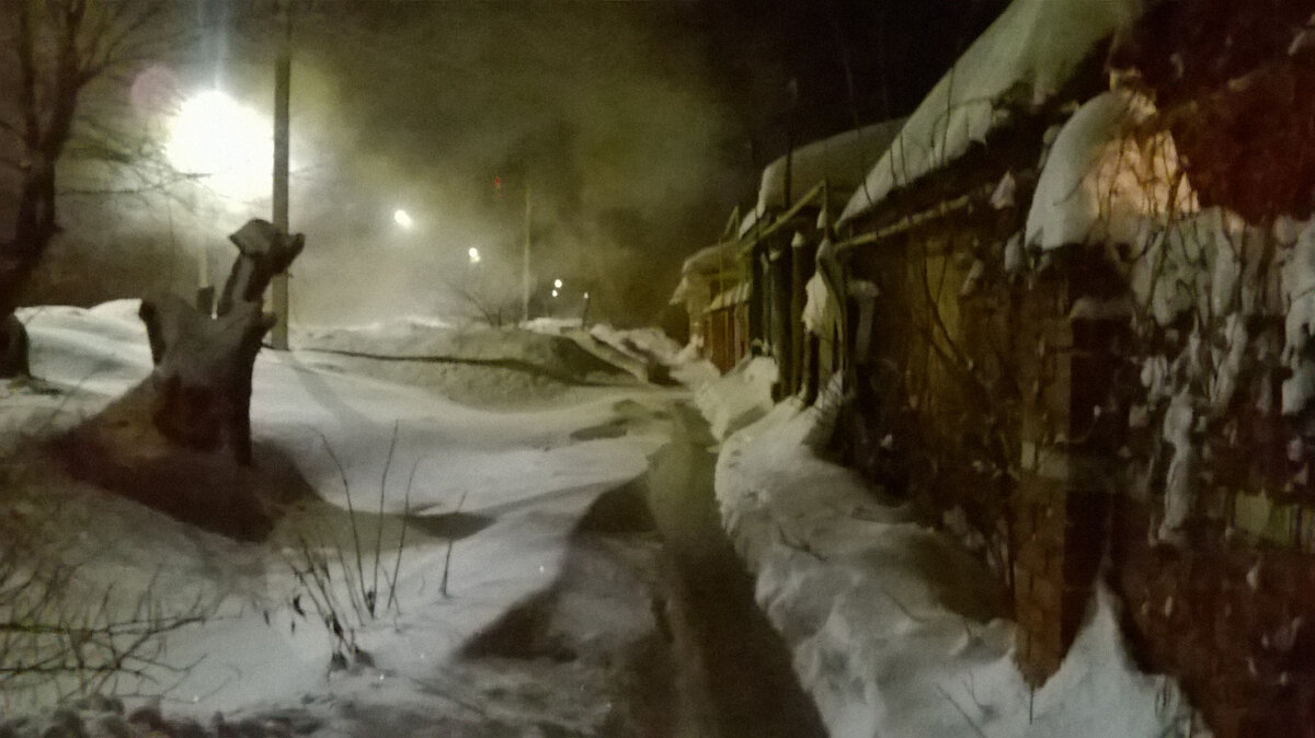 Одна из улиц в центре крупного провинциального города в 600 километрах от Москвы.