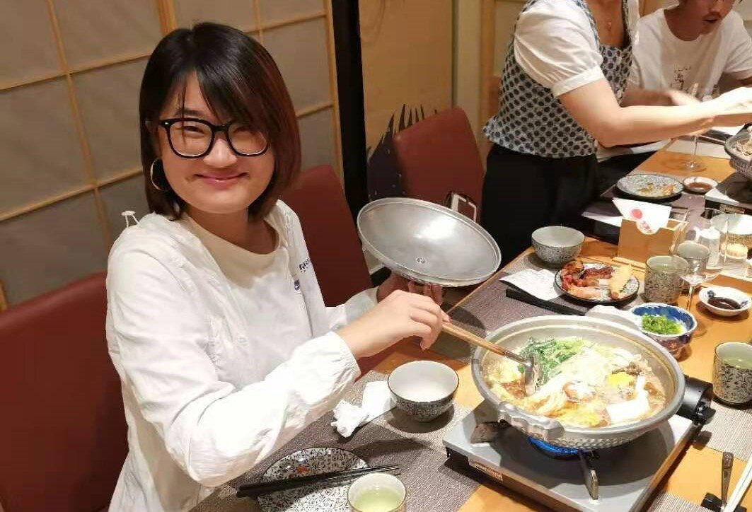 Другая моя коллега готовит Хот Пот.