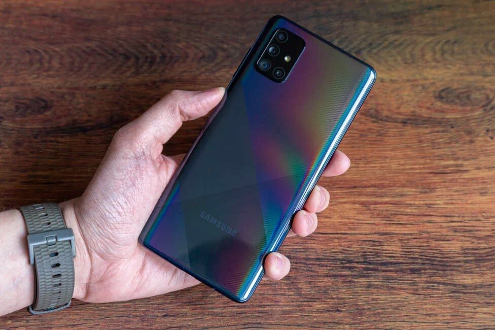 Можно заметить схожесть по набору задних камер с Honor 30s и Redmi Note 8, однако в Galaxy A71 все модули лучше по разрешению и качеству картинки (кроме основной «широкоуголки», которая у Huawei и Samsung одинаковая). Фотография: root-nation.com