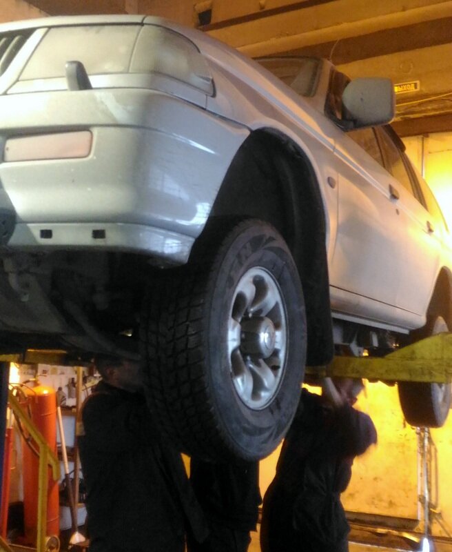 Автомобиль надежно установлен на подъемник. Начался демонтаж топливного бака. Именно с него и будет начата дефектовка