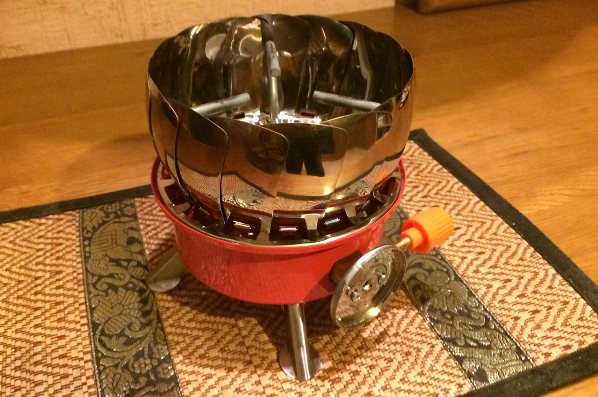 Газовая плитка с разложенными ножками.