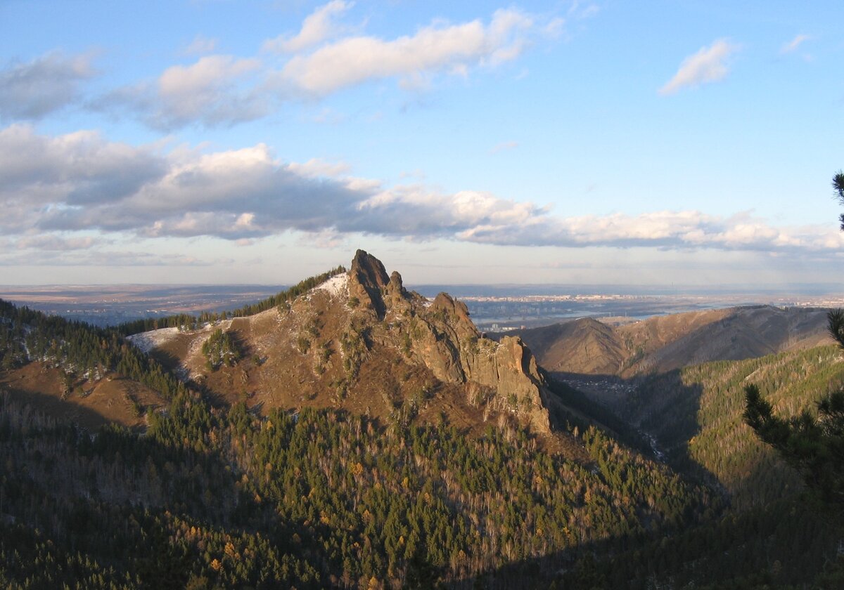 Скала Такмак на фоне города Красноярск
